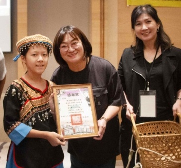 Spreading Love to Rural Communities: Cathay Hospitality Management Gives Back Mid-Autumn Festival Donation of Mooncakes to Bananhua Tribal Elementary and Middle Schools.